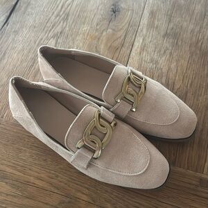 Elegant Beige Loafers with Gold Chain Accent